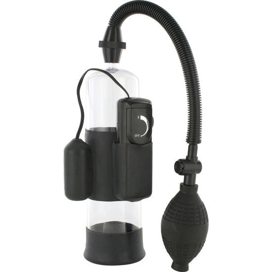 Seven Creations Power Pump – schwarze Penispumpe mit transparentem Vakuumzylinder, Vibrationsmodul, flexiblem Verbindungsschlauch und manuellem Pumpball auf weißem Hintergrund – erhältlich bei Evoria Care