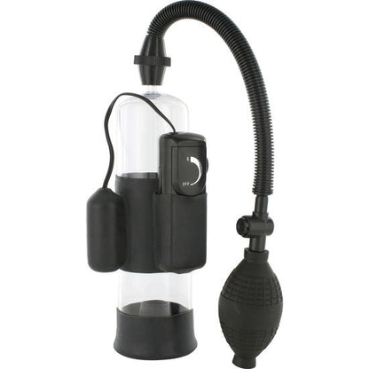 Seven Creations Power Pump – schwarze Penispumpe mit transparentem Vakuumzylinder, Vibrationsmodul, flexiblem Verbindungsschlauch und manuellem Pumpball auf weißem Hintergrund – erhältlich bei Evoria Care
