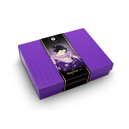 SHUNGA Naughtier Kit – geschlossene violette Luxus-Geschenkbox mit schwarzer dekorativer Produktbanderole in schräger Draufsicht auf weißem Hintergrund – erhältlich bei Evoria Care