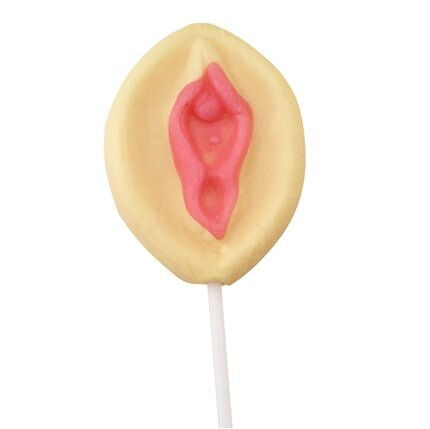 Spencer & Fleetwood Candy Pussy – gelb-rosafarbener Vulva-Lutscher mit plastisch ausgeformtem Vulva-Motiv, ovalem Süßigkeitenkörper und weißem Stiel in leicht schräger Produktansicht – erhältlich bei Evoria Care
