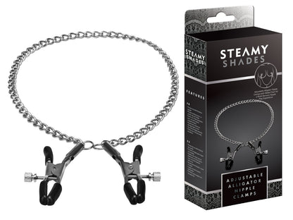 STEAMY SHADES Adjustable Alligator Nipple Clamps mit zwei schwarzen verstellbaren Alligator-Brustwarzenklemmen, silberfarbenen Schraubmechanismen und langer Metallkette, herzförmig angeordnet neben der schwarzen Originalverpackung – erhältlich bei Evoria Care