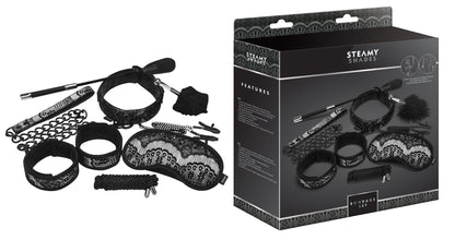 STEAMY SHADES Bondage Set sechsteiliges Fesselset für Paare in Schwarz mit Manschetten, verstellbaren Riemen und verschiedenen Fesselaccessoires, dargestellt neben der schwarzen Originalverpackung – erhältlich bei Evoria Care