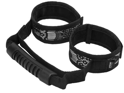STEAMY SHADES Control Cuffs schwarze gepolsterte Hand- und Fußfesseln mit verstellbaren Manschetten, breitem Kontrollgriff und schwarzen Verbindungselementen in diagonaler Gesamtansicht auf weißem Hintergrund – erhältlich bei Evoria Care
