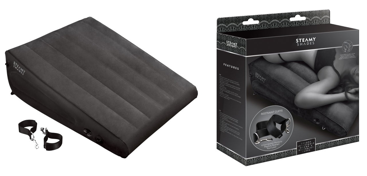 STEAMY SHADES Deluxe aufblasbarer Positionskeil in Schwarz mit keilförmigem Design, geriffelter Oberfläche und Befestigungselementen für Fesseln, dargestellt neben der schwarzen Originalverpackung – erhältlich bei Evoria Care