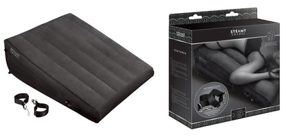 STEAMY SHADES Deluxe aufblasbarer Positionskeil in Schwarz mit keilförmigem Design, geriffelter Oberfläche und Befestigungselementen für Fesseln, dargestellt neben der schwarzen Originalverpackung – erhältlich bei Evoria Care