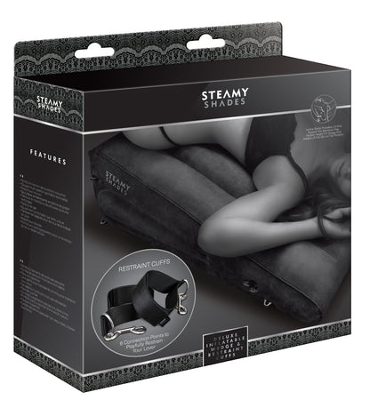 STEAMY SHADES Deluxe aufblasbarer Positionskeil mit Fesseln in schwarzer Originalverpackung mit Produktabbildung, Anwendungsszene und STEAMY SHADES Markenlogo – erhältlich bei Evoria Care