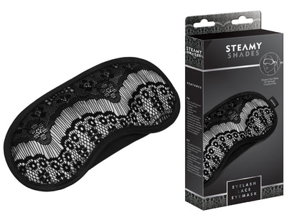 STEAMY SHADES Eyelash Lace Eyemask schwarze Satin-Augenmaske mit floraler Spitzenverzierung, geschwungener Form und schmalem Befestigungsband, dargestellt neben der schwarzen Originalverpackung – erhältlich bei Evoria Care