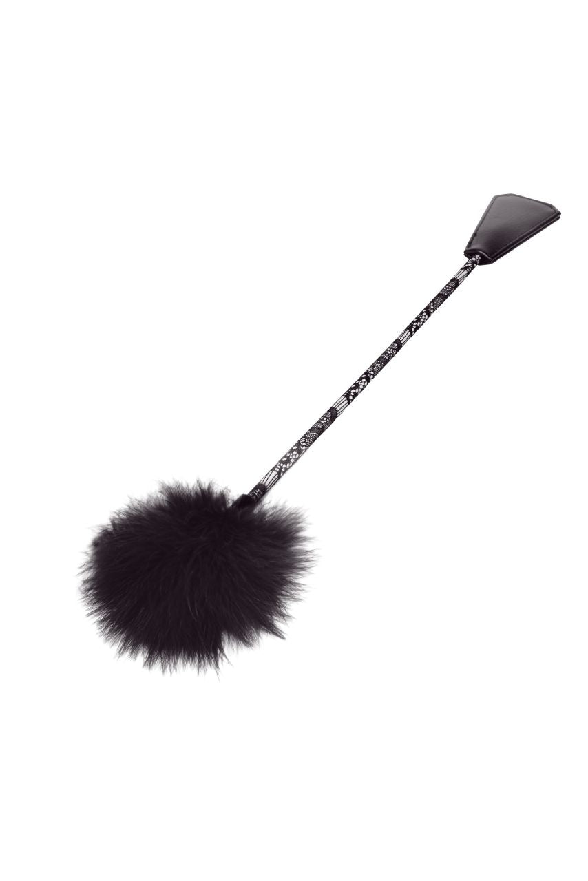 STEAMY SHADES Feather Crop schwarze Gerte mit langem schlankem Schaft, schmalem Griff und voluminösem schwarzem Federpuschel für sanfte Berührungen und intensive Reizspiele in diagonaler Gesamtansicht auf weißem Hintergrund – erhältlich bei Evoria Care