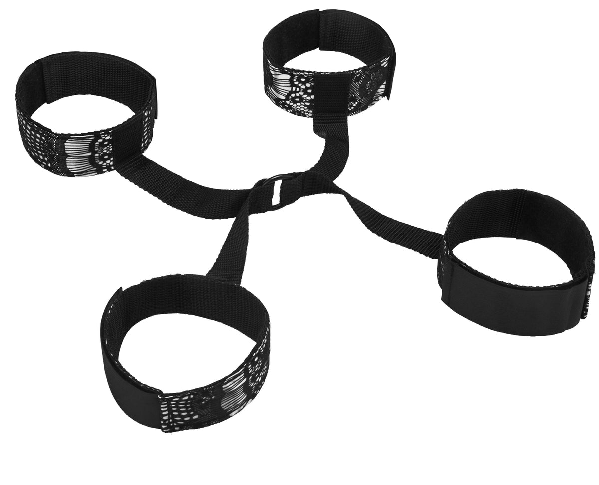 STEAMY SHADES Hog Tie schwarzes Fesselset mit vier verstellbaren Hand- und Fußmanschetten, kurzen Verbindungsgurten und zentralem Metallring in freigestellter Gesamtansicht auf weißem Hintergrund – erhältlich bei Evoria Care
