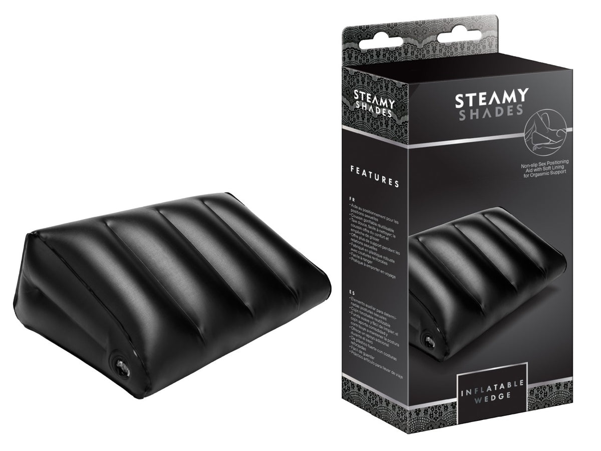 STEAMY SHADES Inflatable Wedge aufblasbarer Positionskeil in Schwarz mit schräger Liegefläche, geriffelter Oberfläche und kompakter Keilform, dargestellt neben der schwarzen Originalverpackung – erhältlich bei Evoria Care
