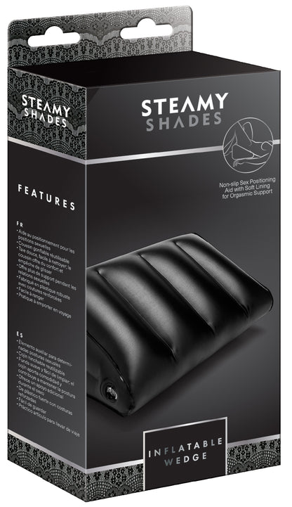 STEAMY SHADES Inflatable Wedge aufblasbarer Positionskeil in schwarzer Originalverpackung mit Produktabbildung der geriffelten Keilform und STEAMY SHADES Markenlogo in diagonaler Ansicht – erhältlich bei Evoria Care
