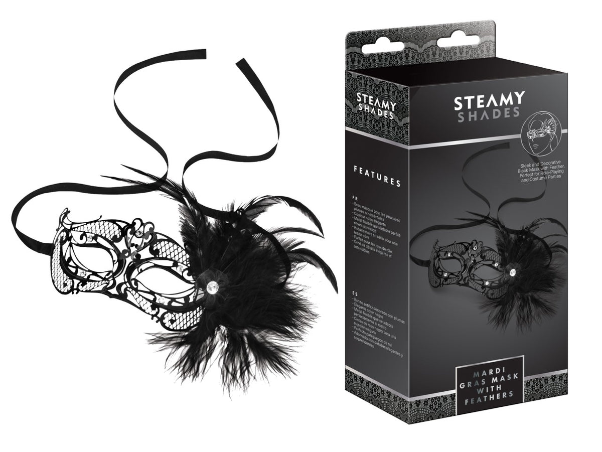 STEAMY SHADES Mardi Gras Mask with Feathers schwarze Augenmaske mit filigranen Spitzenornamenten, dekorativem schwarzem Federschmuck und schmalen Befestigungsbändern, dargestellt neben der schwarzen Originalverpackung – erhältlich bei Evoria Care