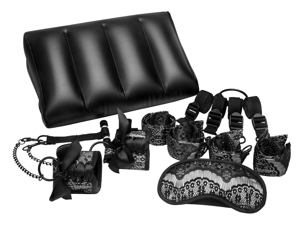 STEAMY SHADES Positioning Set schwarzes Fesselset mit Positionskeil, Augenmaske, verstellbaren Gurten und Fesselzubehör in freigestellter Gesamtansicht auf weißem Hintergrund – erhältlich bei Evoria Care