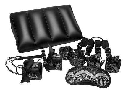 STEAMY SHADES Positioning Set schwarzes Fesselset mit Positionskeil, Augenmaske, verstellbaren Gurten und Fesselzubehör in freigestellter Gesamtansicht auf weißem Hintergrund – erhältlich bei Evoria Care