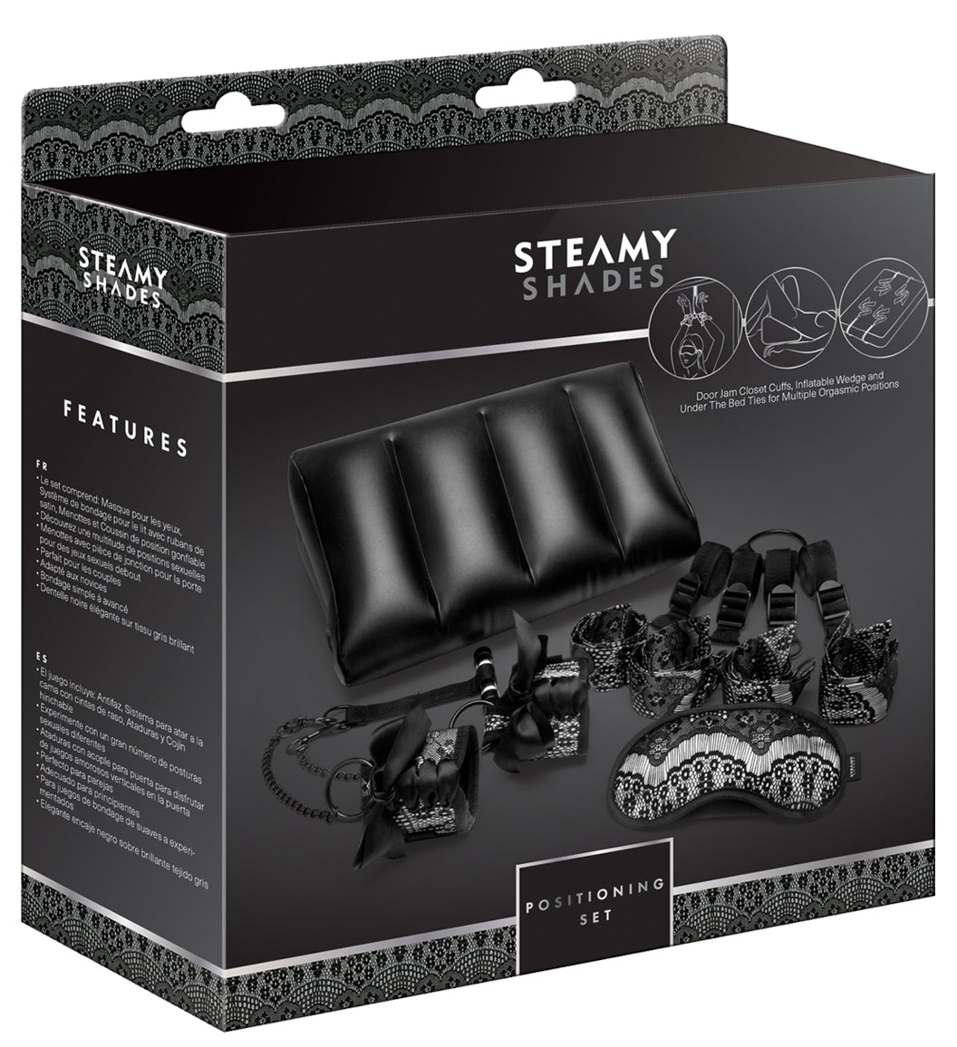 STEAMY SHADES Positioning Set Fesselset mit schwarzem Positionskeil, Augenmaske und Fesselzubehör, dargestellt auf der schwarzen Originalverpackung mit STEAMY SHADES Markenlogo in diagonaler Ansicht – erhältlich bei Evoria Care