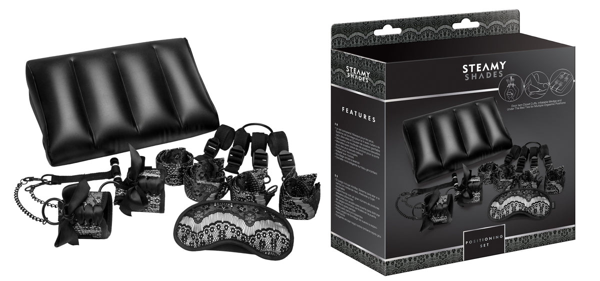 STEAMY SHADES Positioning Set in Schwarz mit geriffeltem Positionskeil, Augenmaske und verschiedenen Fesselaccessoires, gemeinsam mit der schwarzen Originalverpackung auf weißem Hintergrund dargestellt – erhältlich bei Evoria Care