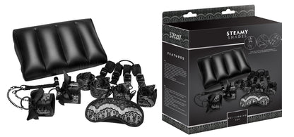 STEAMY SHADES Positioning Set in Schwarz mit geriffeltem Positionskeil, Augenmaske und verschiedenen Fesselaccessoires, gemeinsam mit der schwarzen Originalverpackung auf weißem Hintergrund dargestellt – erhältlich bei Evoria Care