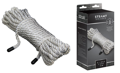 STEAMY SHADES Silver Rope Shibari-Fesselseil in Silber mit geflochtener Seilstruktur und schwarzen Endstücken, zu einem kompakten Bündel gelegt und neben der schwarzen Originalverpackung dargestellt – erhältlich bei Evoria Care
