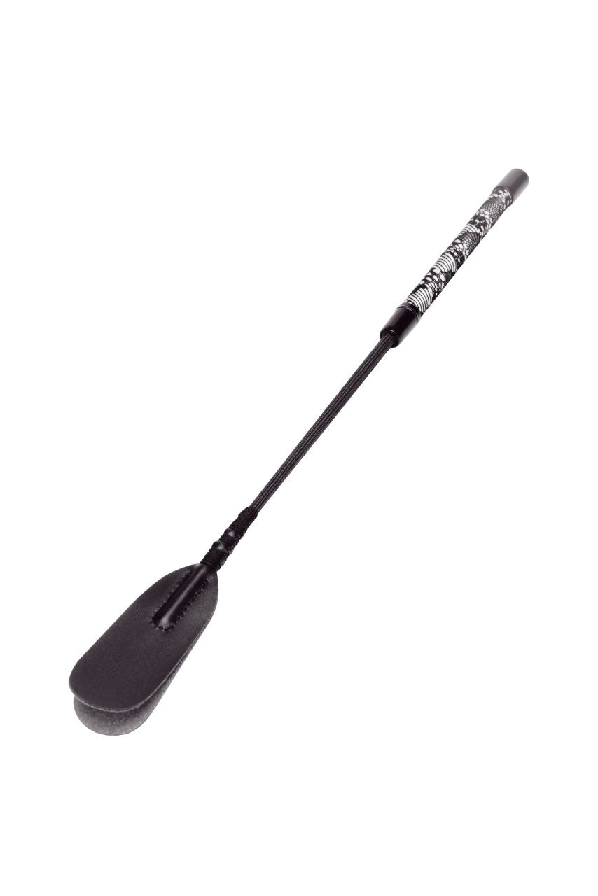 STEAMY SHADES Split Tip Crop schwarze Gerte mit langem schlankem Schaft, strukturiertem Griff, silberfarbenen Details und tropfenförmigem geteiltem Schlagkopf in diagonaler Gesamtansicht auf weißem Hintergrund – erhältlich bei Evoria Care