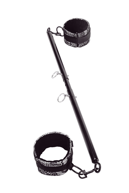 STEAMY SHADES Spreader Bar with Cuffs silberfarbene Spreizstange mit schwarzen Endstücken, zwei verstellbaren Fesselmanschetten und Metallverbindungen in diagonaler Gesamtansicht auf weißem Hintergrund – erhältlich bei Evoria Care