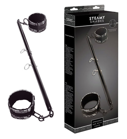 STEAMY SHADES Spreader Bar with Cuffs verstellbare Spreizstange in Silber und Schwarz mit zwei schwarzen Fesselmanschetten, Metallverbindungen und verstellbaren Befestigungselementen, dargestellt neben der schwarzen Originalverpackung – erhältlich bei Evoria Care