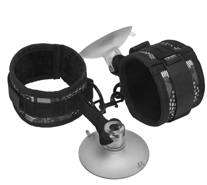 STEAMY SHADES Suction Cuffs schwarze gepolsterte Fesselmanschetten mit verstellbaren Verschlüssen, silberfarbenen Metallverbindungen und transparenten Saugnäpfen in diagonaler Gesamtansicht auf weißem Hintergrund – erhältlich bei Evoria Care