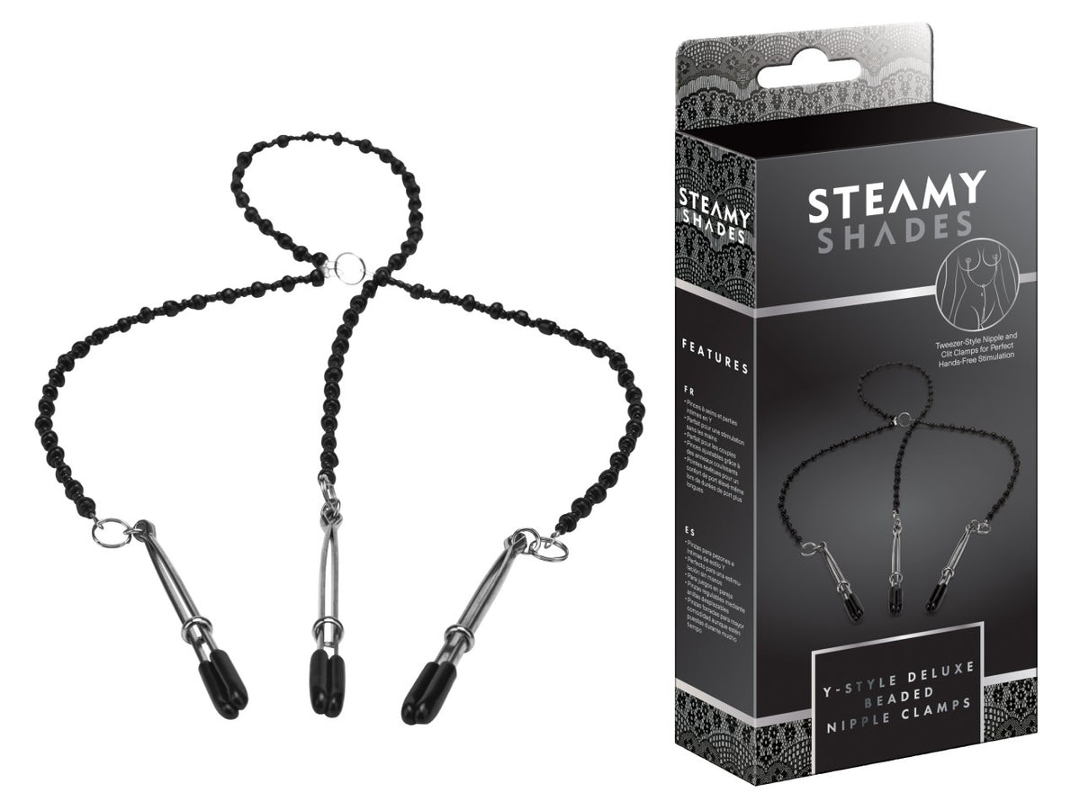 STEAMY SHADES Y-Style Deluxe Beaded Nipple Clamps mit silberfarbenen Perlenketten, Y-förmiger Anordnung, zentralem Verbindungsring und drei schwarzen Klemmen, dargestellt neben der schwarzen Originalverpackung – erhältlich bei Evoria Care