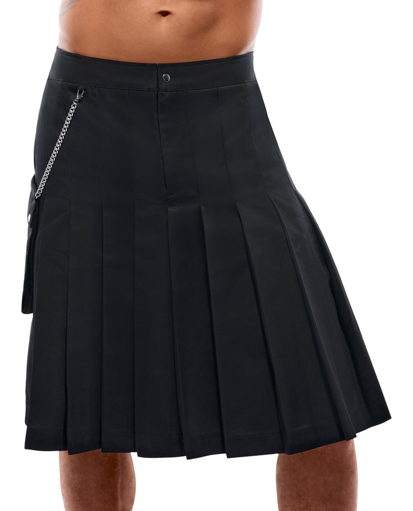 Svenjoyment Kilt in Schwarz mit breiten Falten und knielangem Schnitt an einem männlichen Model in der Frontansicht – erhältlich bei Evoria Care