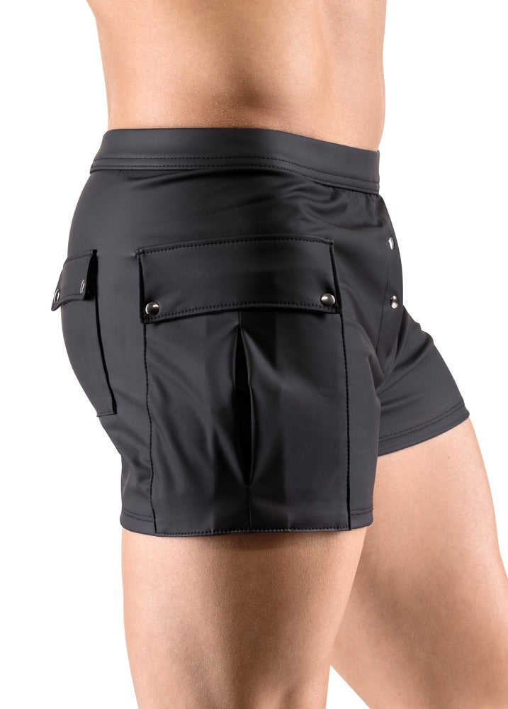 Svenjoyment Worker Shorts in schwarzem Mattlook an einem männlichen Model in rückwärtiger Ansicht mit sichtbaren Gesäßtaschen – erhältlich bei Evoria Care