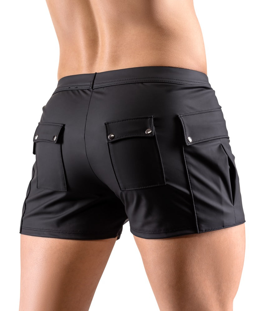 Svenjoyment Worker Shorts in Schwarz an einem männlichen Model in seitlicher Ansicht mit sichtbaren Taschen und kurzem Schnitt – erhältlich bei Evoria Care