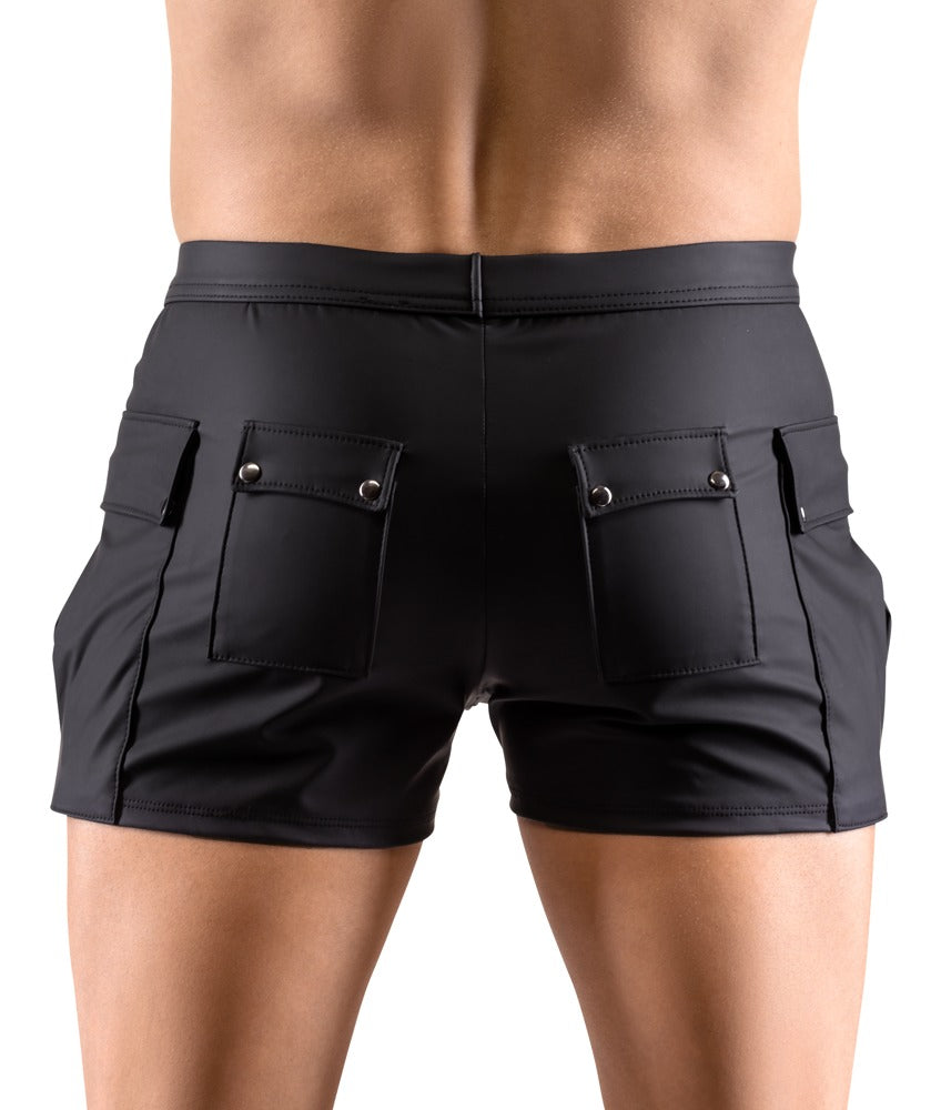 Svenjoyment Worker Shorts in schwarzem Mattlook mit elastischem Bund und seitlichen Taschen, getragen von einem männlichen Model – erhältlich bei Evoria Care