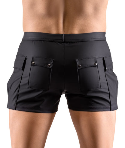 Svenjoyment Worker Shorts in schwarzem Mattlook mit elastischem Bund und seitlichen Taschen, getragen von einem männlichen Model – erhältlich bei Evoria Care