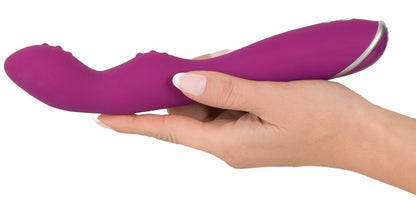 Sweet Smile A&G-Spot Vibrator in Pink – liegende Produktansicht in einer Hand zur Darstellung von Größe und geschwungener Form – erhältlich bei Evoria Care