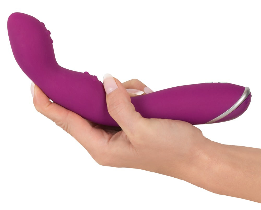 Sweet Smile A&G-Spot Vibrator in Pink – Produktansicht in einer Hand mit deutlich sichtbarer gebogener Spitze und ergonomischer Form – erhältlich bei Evoria Care