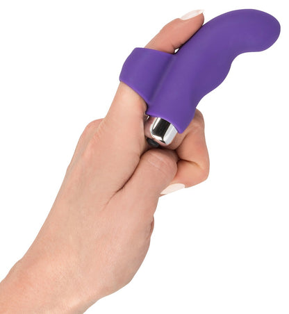 Sweet Smile Finger Vibrator in Lila – Produkt am Finger zur Darstellung der kompakten Form und Handhabung – erhältlich bei Evoria Care