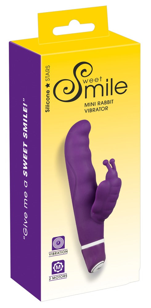 Sweet Smile G-Butterfly in Dunkelviolett – G-Punkt- und Klitorisvibrator zusammen mit der Sweet Smile Verpackung – erhältlich bei Evoria Care