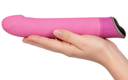 Sweet Smile Happy Vibrator in Pink – liegende Produktansicht in einer Hand zur Darstellung von Größe und schlanker Form – erhältlich bei Evoria Care