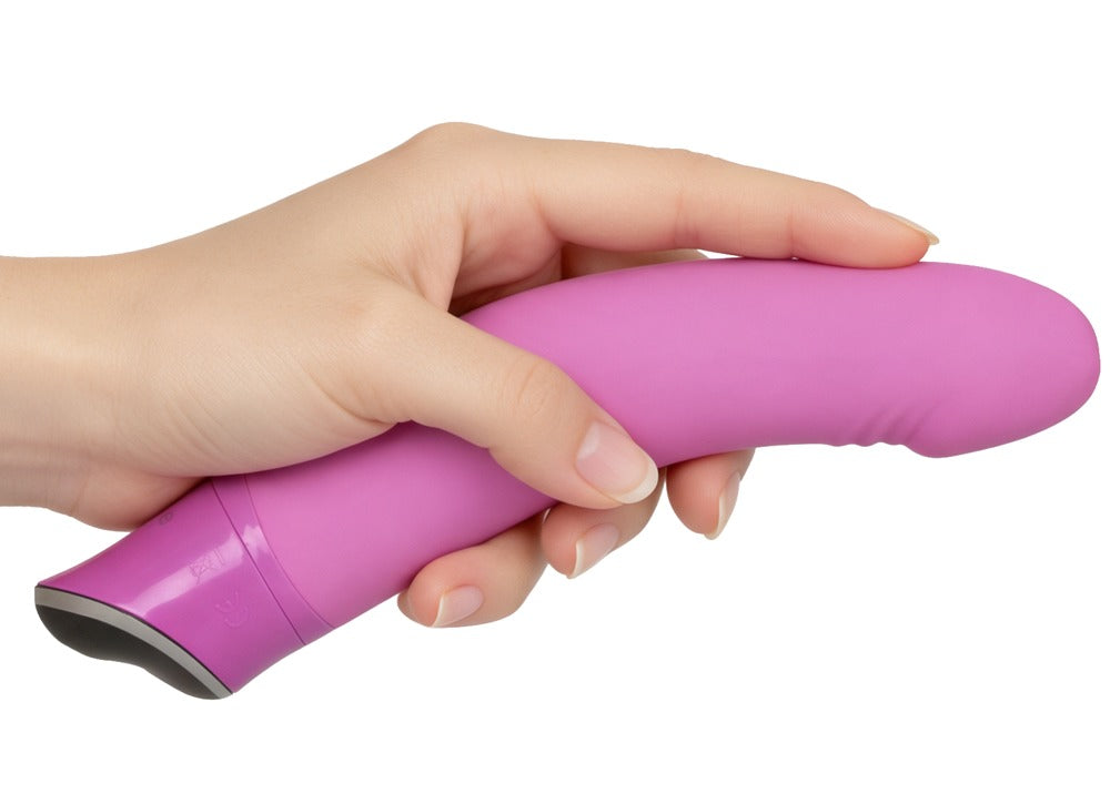 Sweet Smile Happy Vibrator in Pink – Produkt in einer Hand mit sichtbarem gebogenem Schaft und schwarzem Griffbereich – erhältlich bei Evoria Care