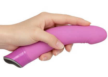 Sweet Smile Happy Vibrator in Pink – Produkt in einer Hand mit sichtbarem gebogenem Schaft und schwarzem Griffbereich – erhältlich bei Evoria Care