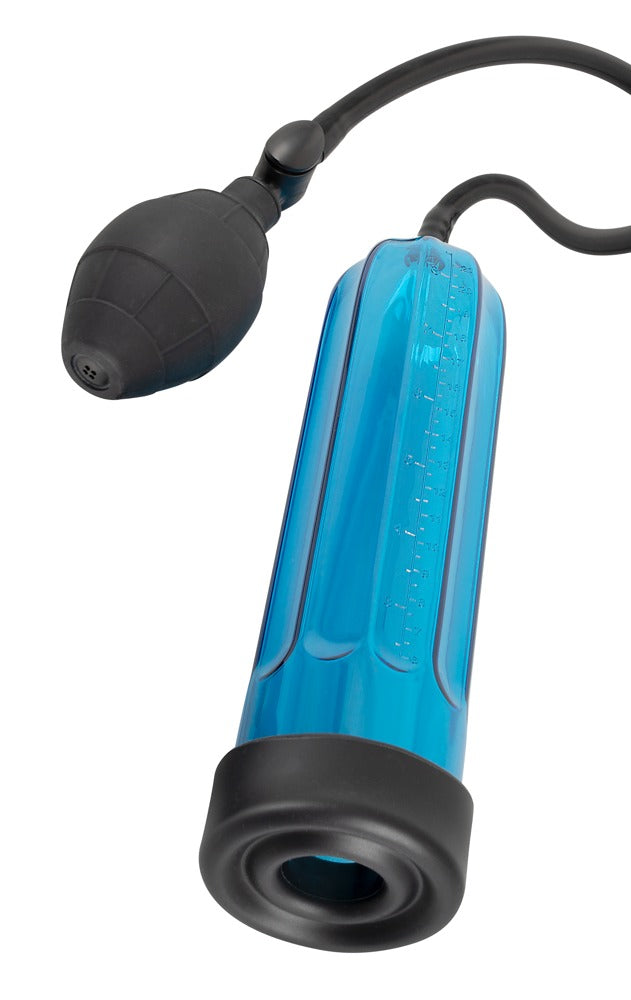 Sweet Smile Pump Cool – Detailansicht der manuellen Handpumpe mit schwarzem Pumpball, Schlauch und transparent-blauem Zylinder – erhältlich bei Evoria Care
