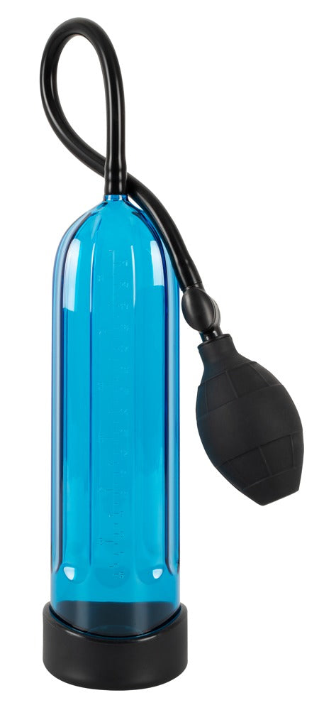 Sweet Smile Pump Cool – Gesamtansicht der transparent-blauen Penispumpe mit schwarzem Pumpball und Verbindungsschlauch – erhältlich bei Evoria Care