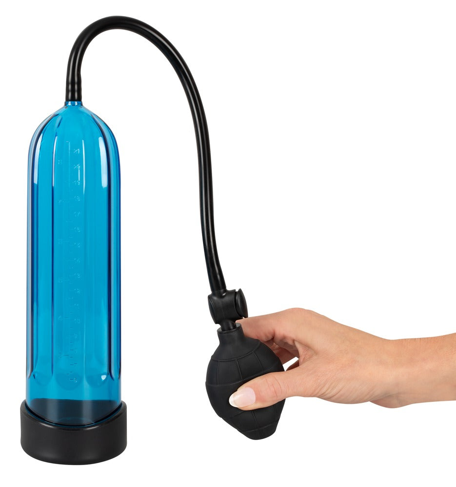 Sweet Smile Pump Cool – Penispumpe in einer Hand zur Darstellung der Größe des transparent-blauen Pumpzylinders – erhältlich bei Evoria Care