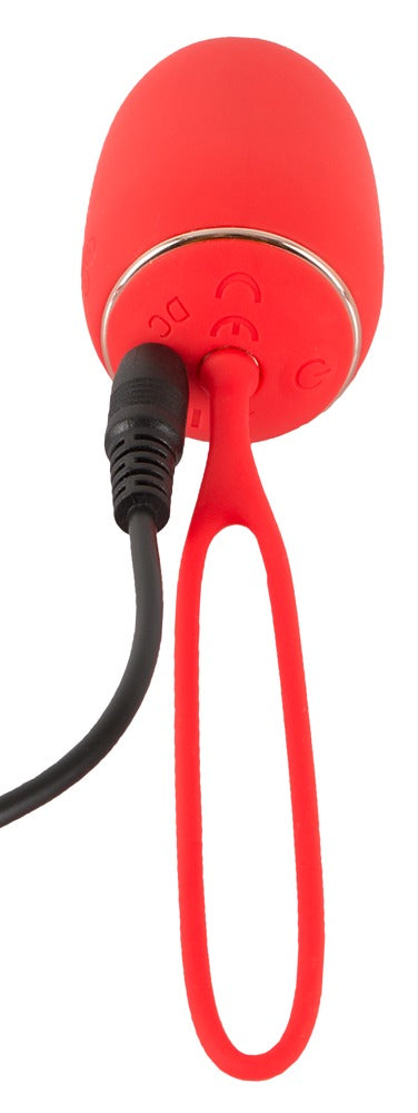 Sweet Smile RC Love Ball in Rot – Detailansicht der ovalen Vibrokugel mit langer flexibler Rückholschlaufe – erhältlich bei Evoria Care