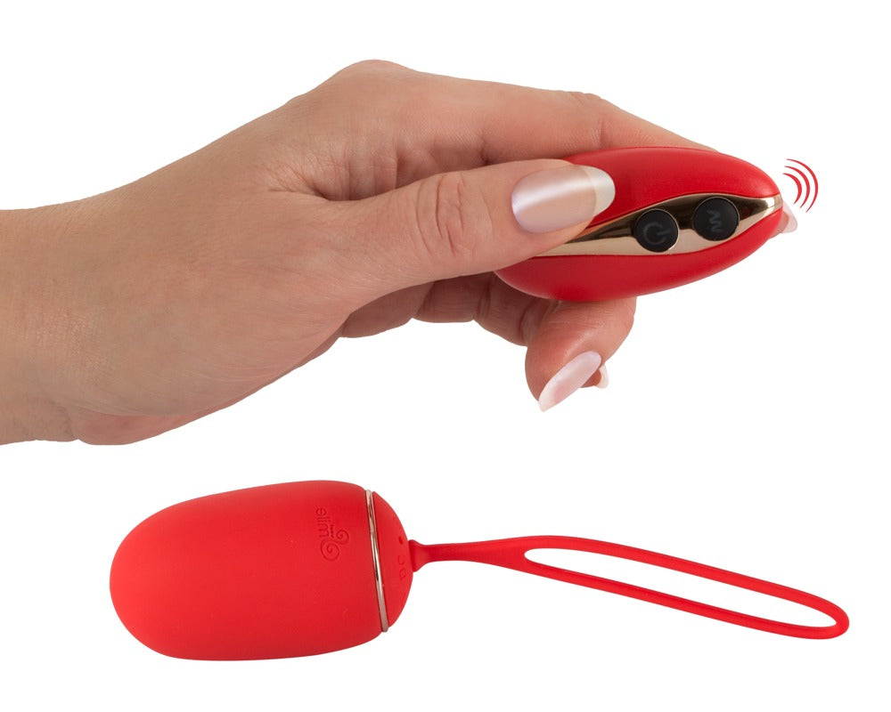 Sweet Smile RC Love Ball in Rot – Vibrokugel mit Rückholschlaufe und Fernbedienung in einer Hand zur Darstellung der kompakten Größe – erhältlich bei Evoria Care