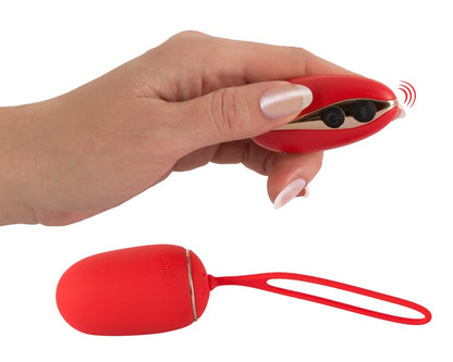 Sweet Smile RC Love Ball in Rot – Vibrokugel mit Rückholschlaufe und Fernbedienung in einer Hand zur Darstellung der kompakten Größe – erhältlich bei Evoria Care