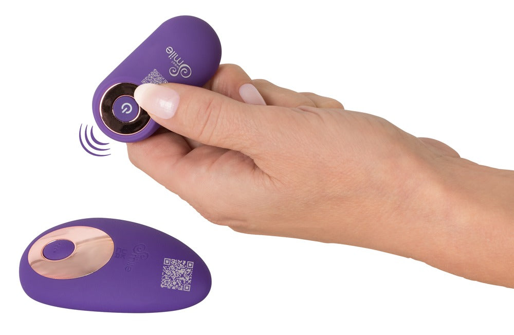Sweet Smile RC Panty Vibrator in Lila – Größenvergleich des kompakten Slip-Vibrators und der Fernbedienung in einer Hand – erhältlich bei Evoria Care