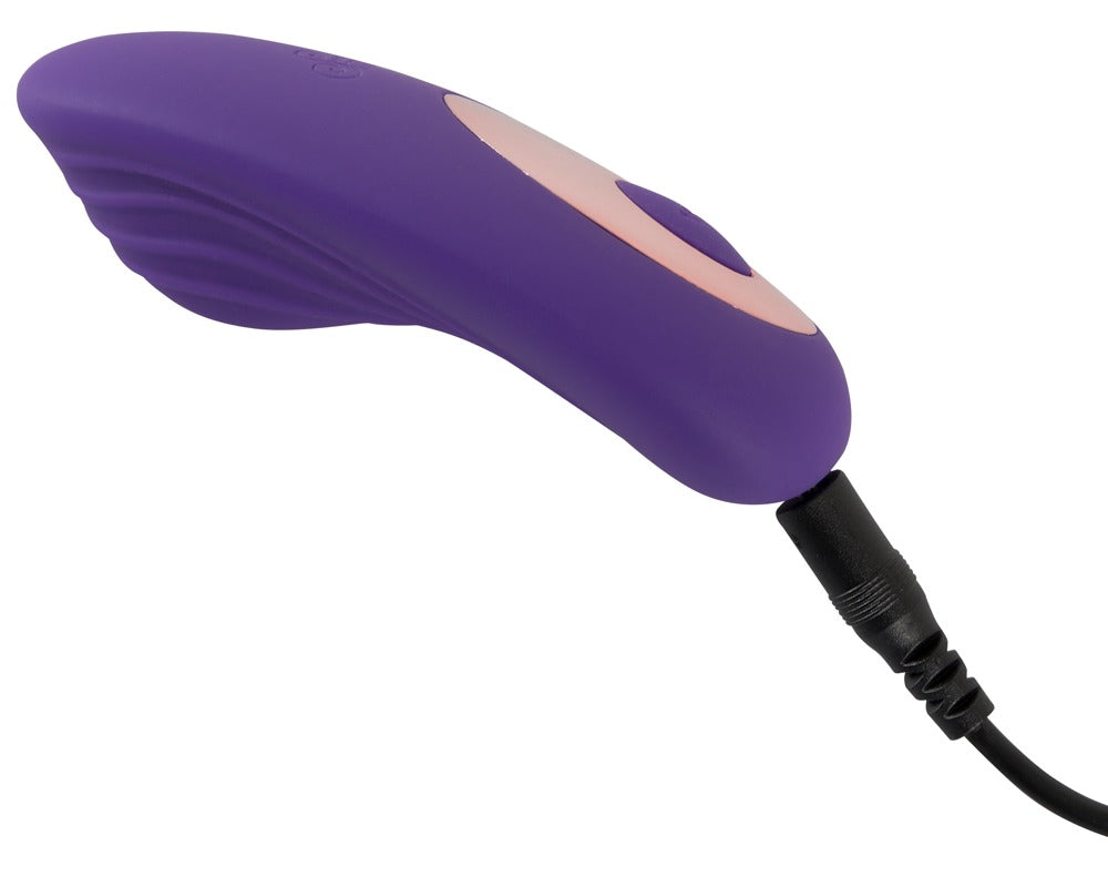 Sweet Smile RC Panty Vibrator in Lila – liegende Produktansicht des Slip-Vibrators mit zugehörigem Ladekabel – erhältlich bei Evoria Care