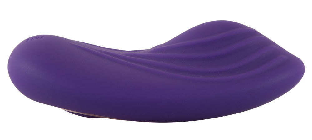 Sweet Smile RC Panty Vibrator in Lila – Seitenansicht mit flachem geschwungenem Profil für die körpernahe Positionierung – erhältlich bei Evoria Care