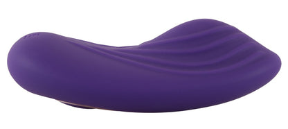 Sweet Smile RC Panty Vibrator in Lila – Seitenansicht mit flachem geschwungenem Profil für die körpernahe Positionierung – erhältlich bei Evoria Care