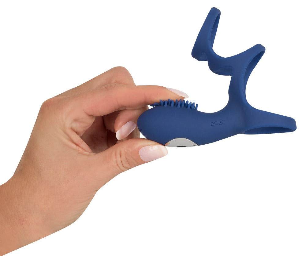 Sweet Smile Rechargeable Coupl in Blau – Größenvergleich der flexiblen Penismanschette in einer Hand – erhältlich bei Evoria Care